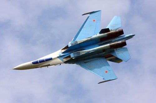 Một chiếc Su-27 trong đội bay Chim ưng Nga được sơn phía dưới máy bay với hình thù hết sức độc đáo, giống hệt nắp buồng lái phía trên. Đây là một trong những cách ngụy trang hữu hiệu. Trong không chiến tầm gần, phi công đối phương sẽ khó đoán được được đường bay thực sự của Su-27 nếu chỉ quan sát bằng mắt thường.
